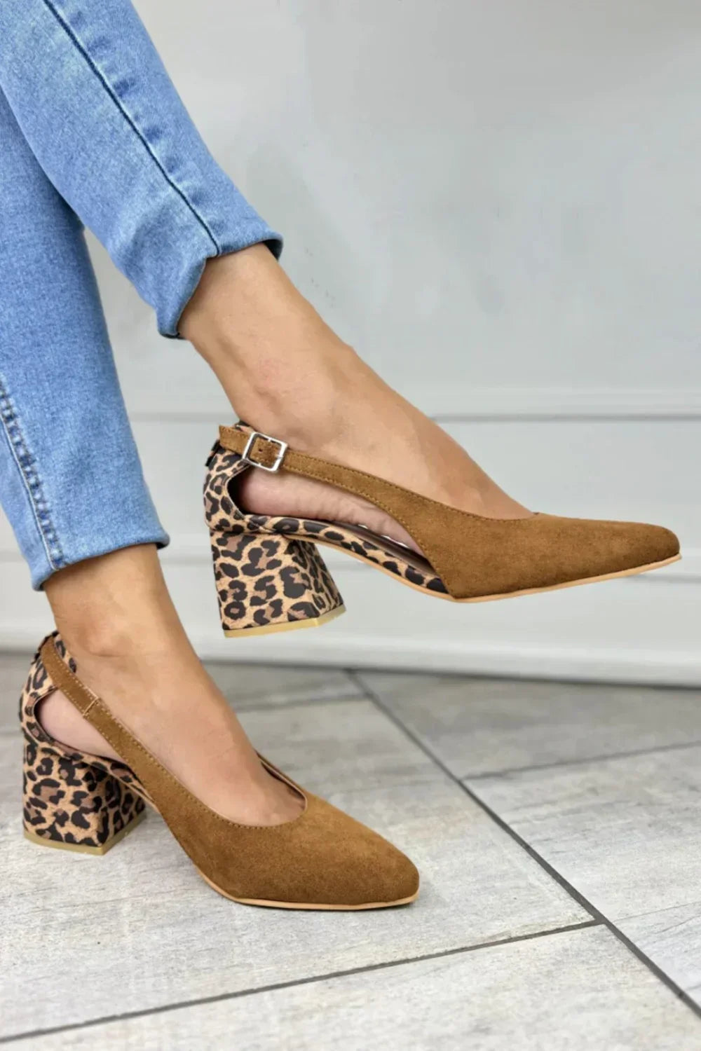 decollete-slingback-con-tacon-leopardo